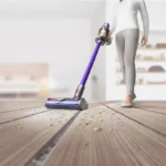 Dyson V11 Advanced Akku-Stielsauger nickel/violett – 200 AW, 60 Min. Laufzeit, Motorbar™-Düse, LCD-Display, 3 Modi – Bild 3