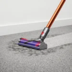 Dyson Cyclone V10 Absolute Akku-Stielsauger nickel/kupfer – 150 AW, 60 Min. Laufzeit, Motorbar™-Düse, 2,6 kg, 0,77 l Behälter – Bild 4