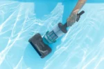 Bestway 58946 AquaGrip Akku-Pool-Sauger – kabellos, 90 Min Laufzeit, LED-Licht, 2-in-1 Hand-/Stielsauger – Bild 2